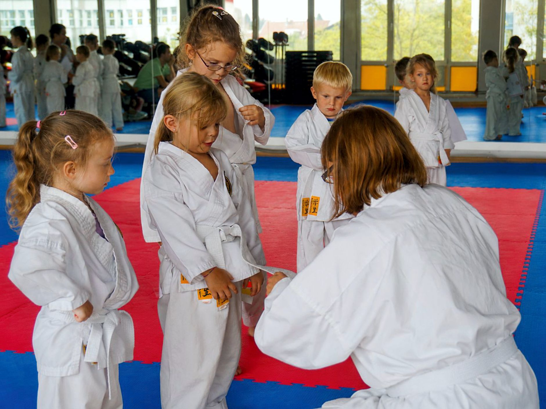 Trainerin mit kleinen Kindern beim Kids Defense Training